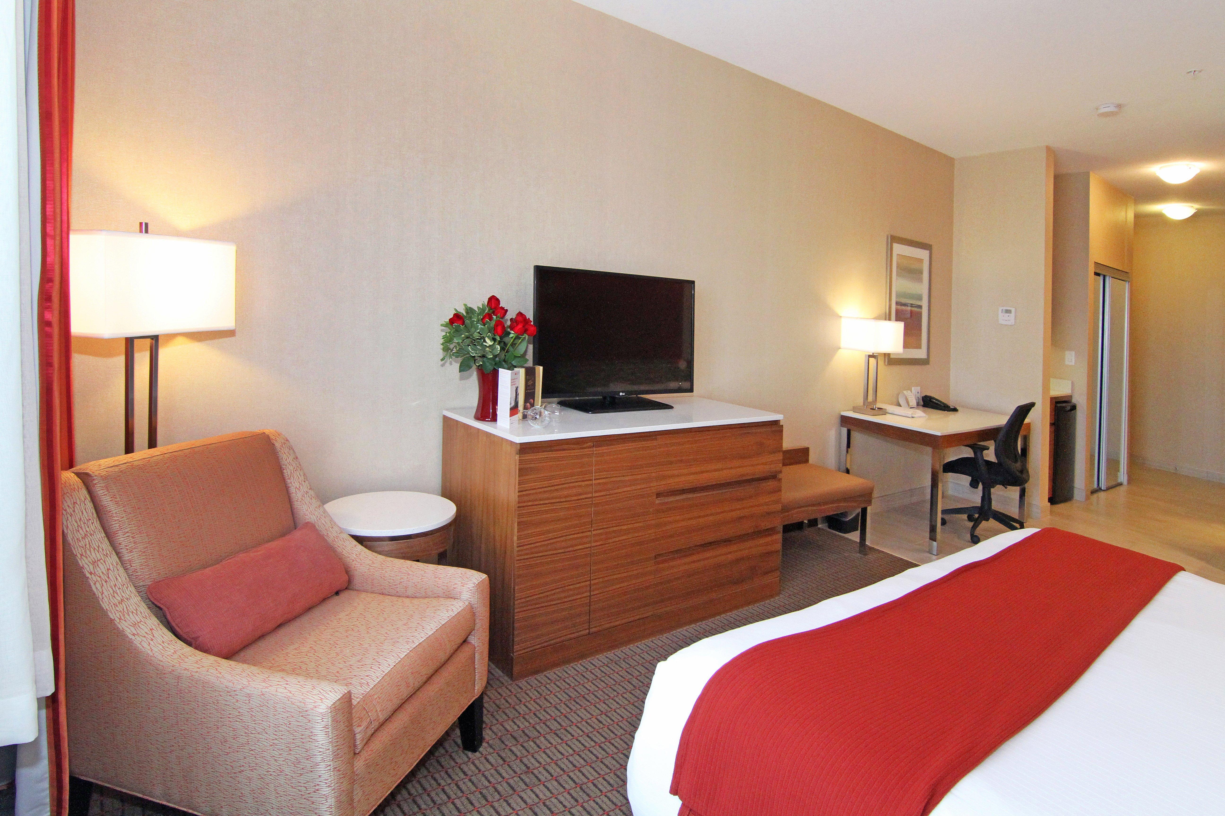 Holiday Inn Express And Suites Calgary University By Ihg Exterior foto